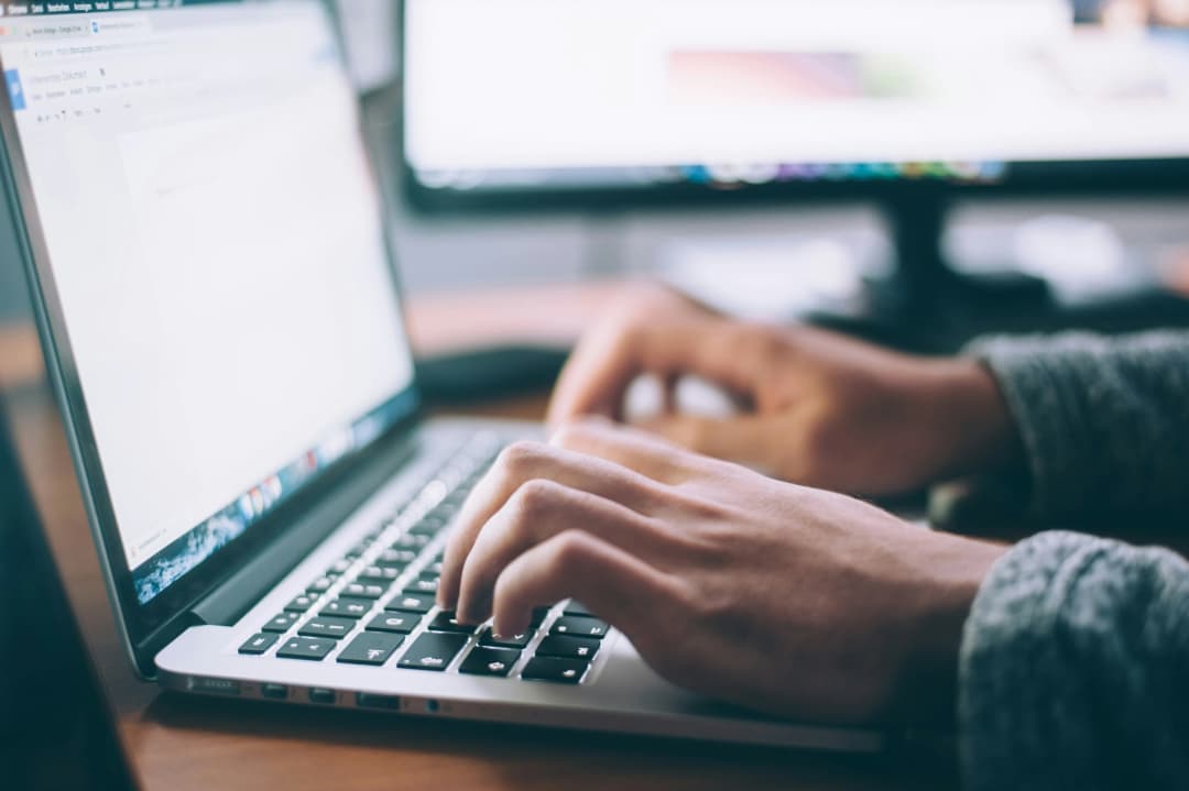 Homme sur un ordinateur avec des codes d'automatisation