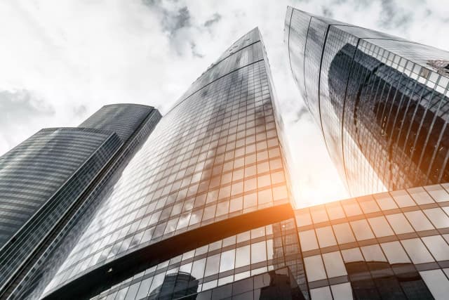 Immeubles modernes symbolisant l’innovation et le développement technologique