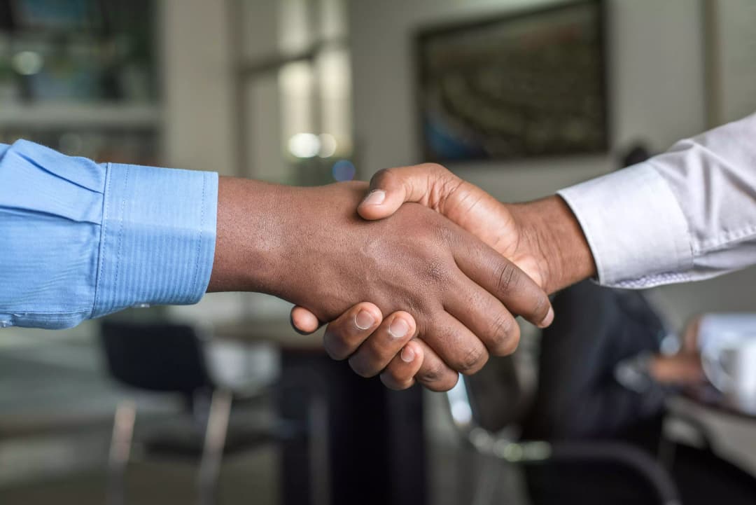 Poignée de main symbolisant la confiance et le partenariat en gouvernance