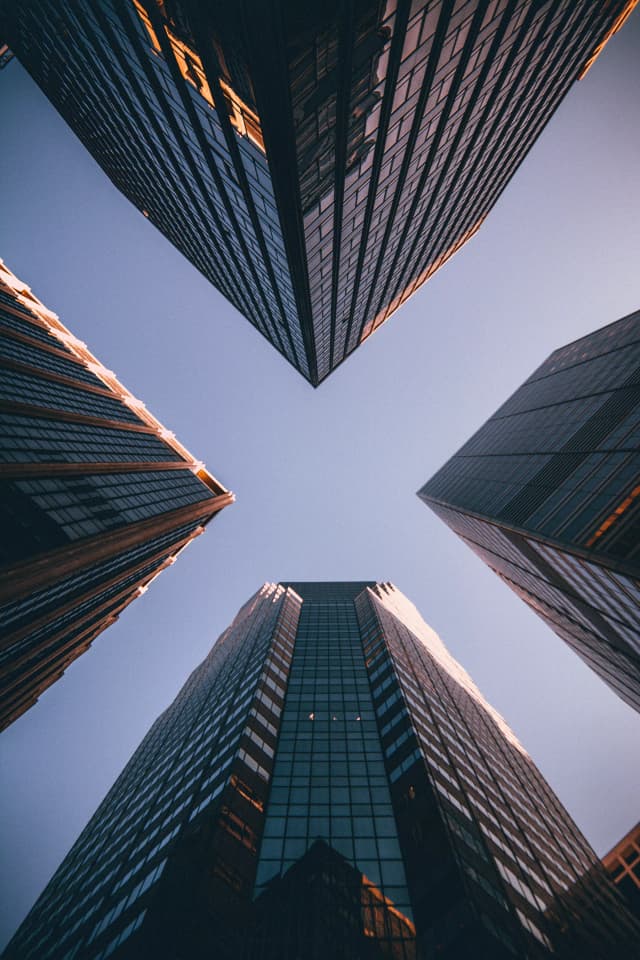 Grands immeubles représentant les organisations et la gouvernance d’entreprise