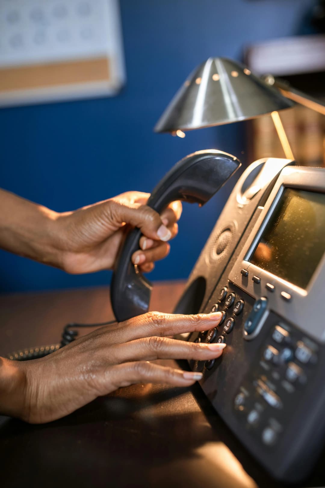 Équipe utilisant des téléphones d'entreprise modernes dans un bureau professionnel