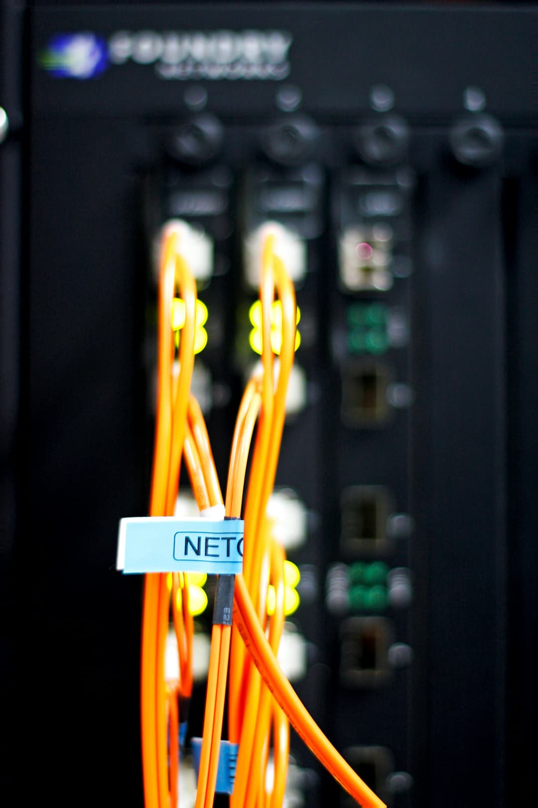 Technicien installant la fibre optique dans un bureau d'entreprise moderne